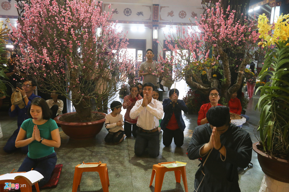 Người Sài Gòn xếp hàng để được gõ chuông chùa ngày đầu năm